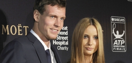Tomáš Berdych se svou novou přítelkyní Ester Sátorovou na zahajovací party před Turnajem mistrů.