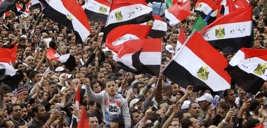 Egypt protestuje proti krokům dočasné vojenské rady.
