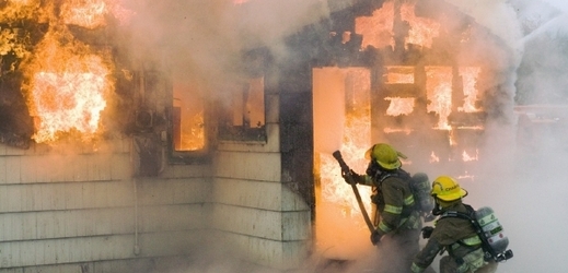 Dobrovolný hasič zapálil chatku, chtěl hasit (ilustrační foto).