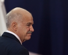 Řecký premiér Papandreu svůj odchod uspíšil zmatečným návrhem referenda.