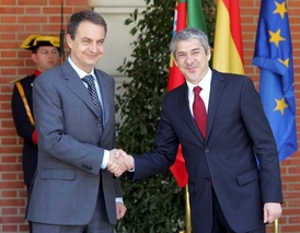 Letoškem se uzavřela kapitola nadvlády levice napříč Pyrenejským poloostrovem. Poroučel se portugalský premiér Sócrates (vpravo) a později i jeho španělský protějšek Zapatero (vlevo).
