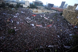 Na ústředním káhirském náměstí se shromáždilo znovu kolem tří tisíc lidí. 