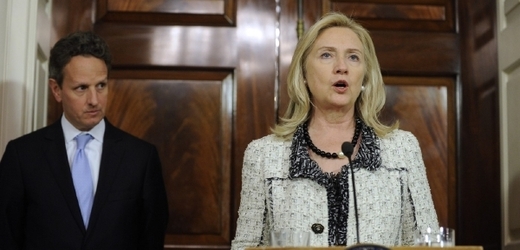 Sankce USA vůči Íránu oznámila na tiskové konferenci ministryně zahraničních věcí Hillary Clintonová.