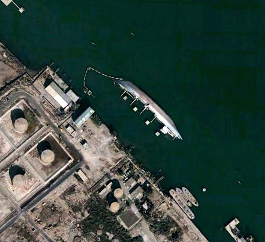 Kuriózně zakotvená obrovská loď v iráckém přístavu. Ve skutečnosti je snímek samozřejmě pořízen po námořní nehodě.