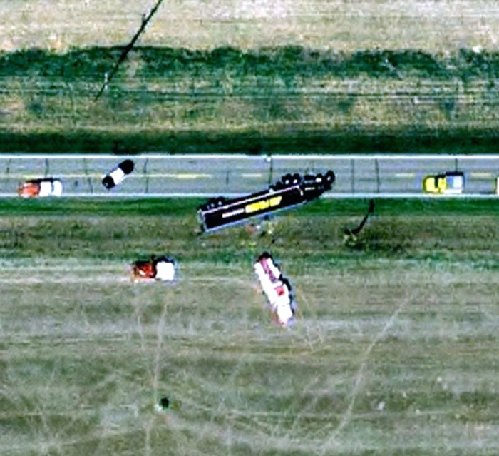Žerty stranou, některé snímky zachytily dokonce okamžiky těsně po dopravních nehodách. Na fotografii havárie v americké Severní Dakotě, jehož účastníky byl kamion a další dva vozy.