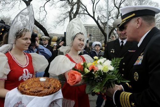 Ve Vladivostoku vítají velitele americké 7. tichomořské flotily chlebem a solí.