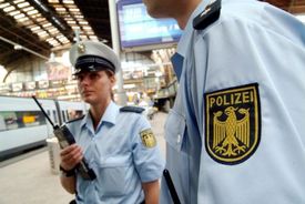 Němečtí policisté na železnici ve Frankfurtu.