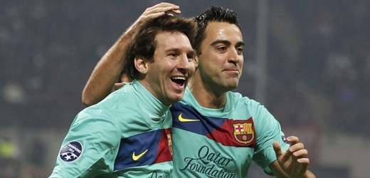 Gólová radost Lionela Messiho (vlevo) s Xavi Hernandezem.