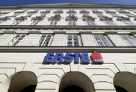 Přísnější regulace se dotkne i rakouské Erste Bank, která vlastní Českou spořitelnu.
