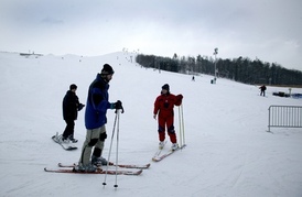 Na tolik sněhu si lyžaři musejí ještě počkat, ale míst, kde se rozjíždějí vleky, přibývá (ilustrační foto).