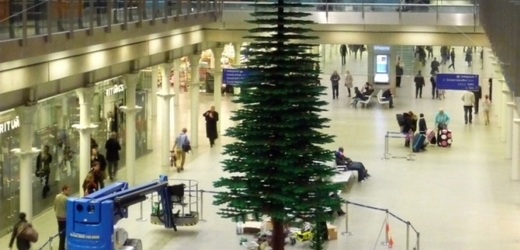 Jako živý. Vánoční strom na stanici sv. Pankráce v Londýně je ale celý z lega.