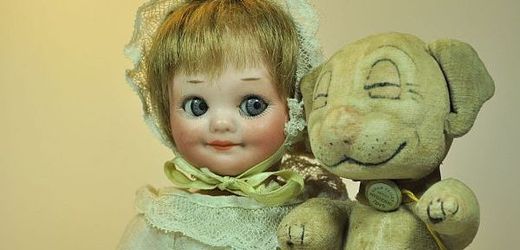 O starožitné panenky je tradičně největší zájem.