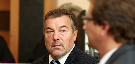 Jiří Kudlík (uprostřed) stane opět před soudem. 
