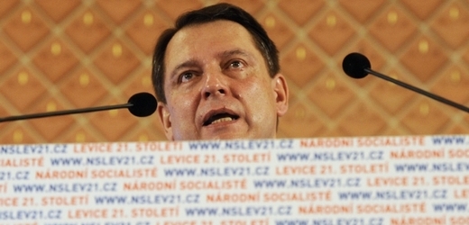 Jiří Paroubek při projevu na ustavujícím sjezdu strany, kterou sám založil.