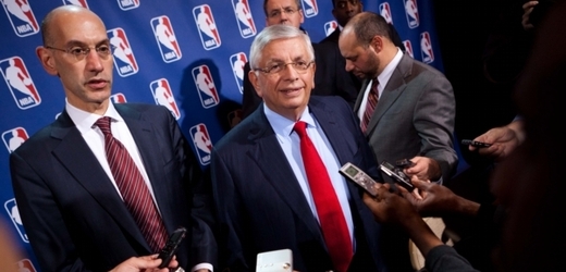 Komisionář NBA David Stern (uprostřed).