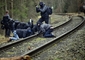 Protestující se snaží zablokovat koleje (Foto: ČTK/AP).