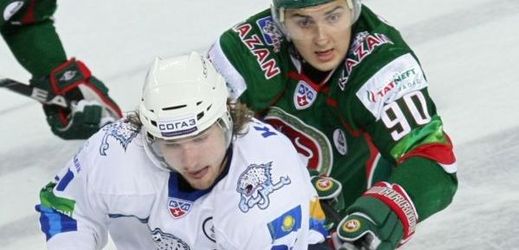 Český hokejista Lukáš Kašpar (vlevo).