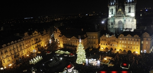 Na Staroměstském náměstí se rozsvítil vánoční strom.