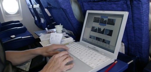 Muž si letadle prohlížel dětskou pornografii (ilustrační foto).