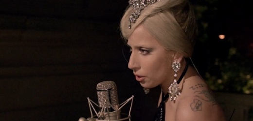 Lady Gaga zpívá novinku Marry The Night.