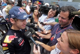 Vettel v obležení novinářů.