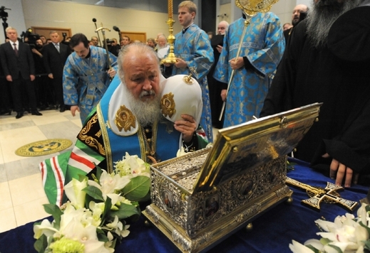 Patriarcha Kirill doprovodil relikvii na letiště.