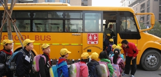 Spousta lidí si na internetu stěžuje, že Čína rozdává autobusy, kterých se doma nedostává.