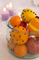 Jednou z méně známých tradic je zdobení pomerančů kořením - konkrétně hřebíčkem. Pozor, bývají potom často otlačené prsty, ale výsledné ovoce zavěšené třeba na rámu dveří krásně provovní celý byt či dům.
