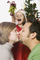 Jakmile se vám během vánočních svátků objeví nad hlavou jmelí, je potřeba políbit milovaného člověka.