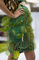 Šťavnatou zelenou sukni doplnil její návrhář ještě o šťavnatější popínavou rostlinu. Jak se vám líbí?