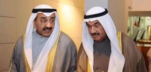 Šajch Násir Muhammad al-Ahmed as-Sabáh, končící premiér (vpravo).