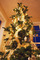Stromeček ve zlaté barvě je velmi efektní. Spolu s vodopádem řetězů z něj "zlato" udělá skutečně sváteční záležitost. Pozor ale na počet ozdob. I u vánočních stromků platí, že méně je někdy více.