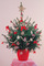Pokud žijete v malém bytě, hodí se pro vás vánoční stromeček v květináči. Aby nevypadal přeplácaně, můžete na něj zavěsit drobné slaměné ozdoby, které jsou stále v módě, a perníčky. Mašličky působí také jako zajímavé "retro".