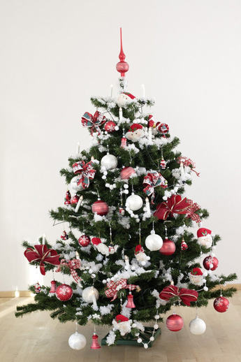Dvoubarevný stromeček je vánoční klasika. Nemusíte ale volit jen z tradičních kombinací, jako je červená a bílá na obrázku. Když k baňkám přidáte ozdobné mašle, získáte zcela nový vzhled.