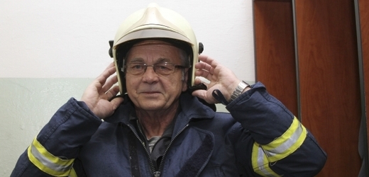 Hasič Stanislav Chmelík nastoupil v úterý na poslední směnu po 42 letech výjezdové služby. 