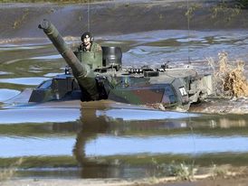 Tank Leopard překonává vodní tok.