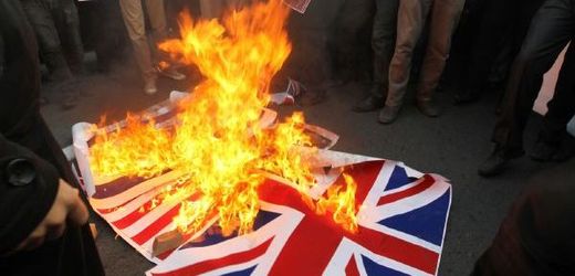 Pálení britské vlajky v Teheránu.