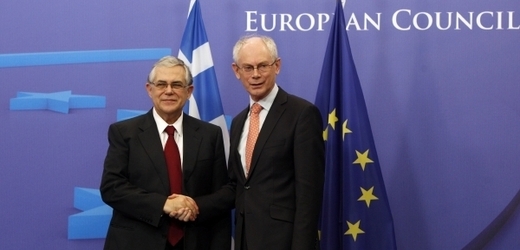 Řecký premiér Lucas Papademos (vlevo) s prezidentem EU Hermanem Van Rompuyem.