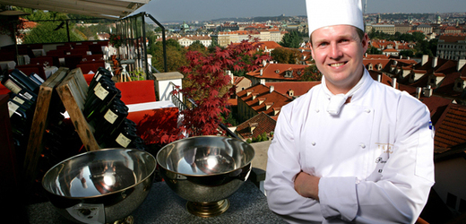V pražské restauraci Terasa U Zlaté Studně vaří Pavel Sapík (na snímku), syn slavného šéfkuchaře Jaroslava Sapíka.