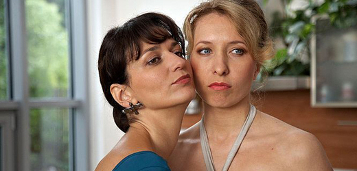 Adéla Gondíková (vlevo) a Tereza Bebarová ve filmu Doktor od Jezera hrochů.