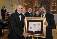 Ředitel Syner Martin Borovička přebírá ocenění ve Španělském sále Pražského hradu.