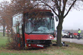 Nehodu podle policie zavinil řidič osobního auta, který vjel do protisměru a srazil se s autobusem.