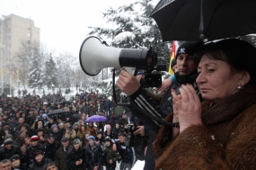 Vůdkyně jihoosetské opozice Alla Džiojevová promlouvá k davu.