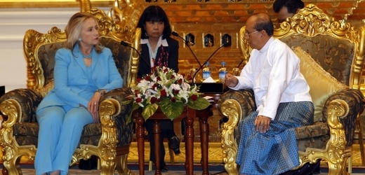 Hillary Clintonová a Thein Sein.