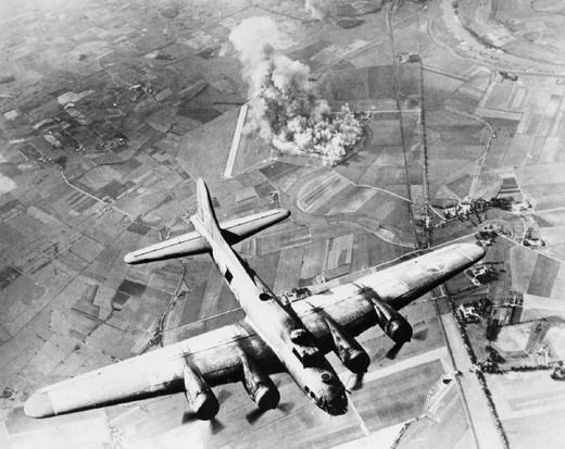 Americký letoun B-17 rozsévá hrůzu nad Německem. 