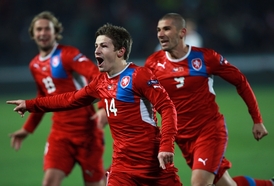 Václav Pilař (uprostřed) se raduje se spoluhráči z gólu proti Černé Hoře.