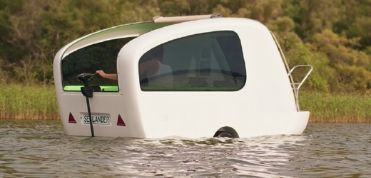 Obojživelný karavan Sealander na vodě.