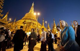 Clintonová si prohlíží ústřední pagodu v Rangúnu.