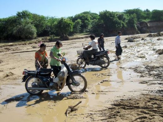 Barmánci si myjí motocykly v řece. Okovy vojenské junty se rychle uvolňují.