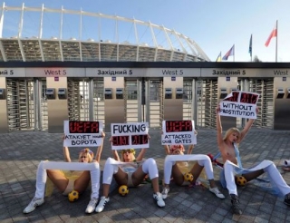 Ukrajinkám hrozí při fotbalovém mistrovství velká nebezpečí, varují dívky z Femen.